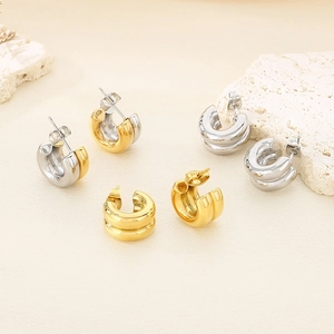Mise à plat de créoles épaisses en C en acier inoxydable plaqué or 18 carats et argent