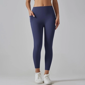 Detailopname van de donkerblauwe yoga legging met hoge taille en een zijzak