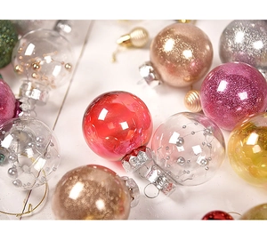 Close-up of 6cm decorative Christmas balls in gold glitter and polished red finishes