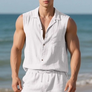 Herren Sommer Set aus weißem ärmellosem Leinenhemd und passenden Shorts für den Strand