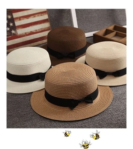 Texture dettagliata di cappelli di paglia intrecciati in quattro colori con fiocchi neri