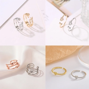 Set di anelli a cuore alla moda in oro, argento e oro rosa con accenti di zircone