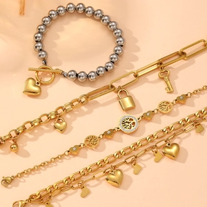 Ensemble de quatre bracelets cœur en acier inoxydable avec breloques, serrure et clé