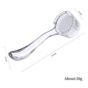 Brosse à ongles transparente avec poils blancs doux et long manche pour soins de manucure