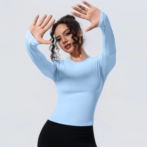 Détail du t-shirt de yoga bleu ciel à manches longues en tissu de sport respirant