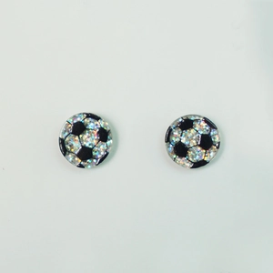 Vue détaillée des boucles d'oreilles ballon de foot à paillettes argentées et noires