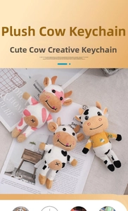 Dettaglio di portachiavi in peluche a forma di mucca con ganci in metallo