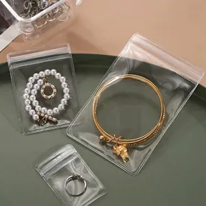 Vue macro de sacs à bijoux transparents épais anti-oxydation pour bagues et colliers fins