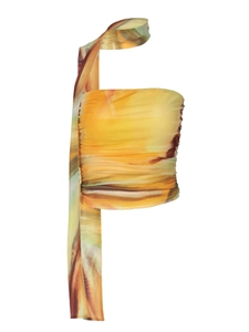 Détail d'un haut bustier tie-dye jaune et orange avec lanières de cou et fronces