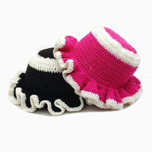 Cappello a secchiello all'uncinetto fatto a mano nero e rosa con eleganti bordi a balze
