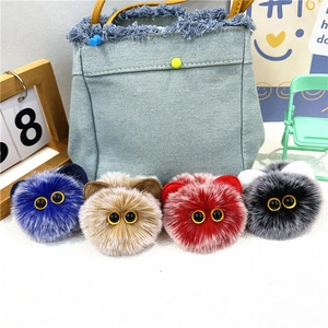 Simpatici portachiavi a forma di gatto di peluche in blu, marrone, rosso e grigio