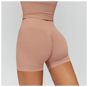 Gros plan du short de yoga sans couture taille haute avec effet push-up rose lotus