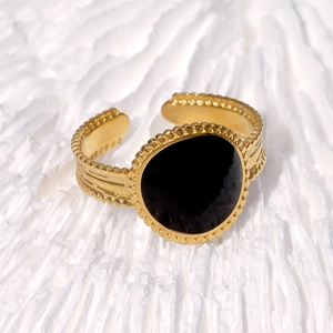 Bague vintage ajustable en acier doré avec émail noir et détails perlés élégants
