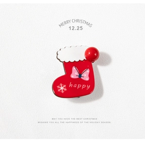 Gros plan détaillé d'une broche de chaussette de Noël rouge festive à pois blancs