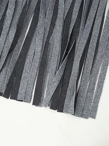 Dettaglio macro di strisce in feltro grigio con trama nera antiscivolo per resistenza