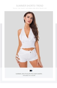 Detalle de los pantalones cortos vaqueros blancos de talle alto con bordes deshilachados
