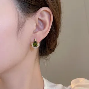 Vergoldete Silberohrringe mit birnenförmigem olivgrünem Zirkon und weißen Diamanten