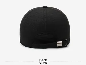 Vue arrière d'une casquette d'hiver noire épaisse avec texture et boucle en métal