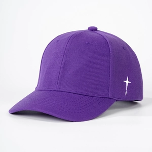 Détail de la casquette violette avec broderie croix blanche et texture en sergé de coton