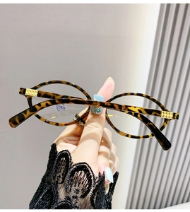 Détail de lunettes rétro écaillées avec verres anti-lumière bleue et charnières dorées