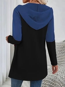 Vista posteriore di una giacca casual con cappuccio dal design color-block nero e blu