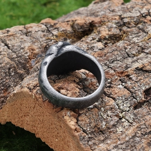 Bague ouverte style hip hop rétro en métal lourd avec texture martelée sur fond d'écorce