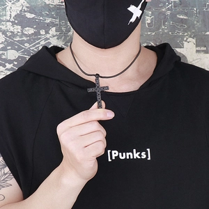 Collier croix noire gothique avec maillons en D et chaîne serpent style punk sombre