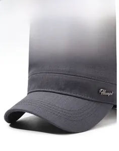 Detail der dunkelgrauen Flatcap mit Köpergewebe und Hempl-Metalllogo-Verzierung