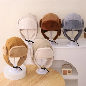 Bonnets d'hiver en similicuir avec doublure pelucheuse en plusieurs coloris sur présentoir