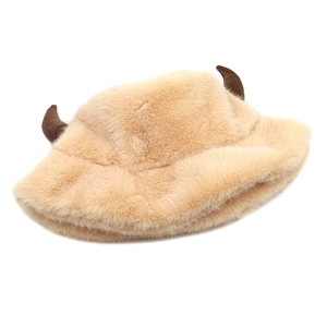 Dettaglio di cappello a secchiello in finta pelliccia con corna marroni colore albicocca