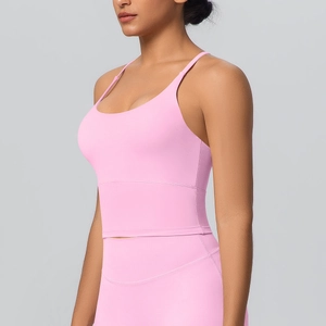 Détail du haut de yoga rose clair avec fines bretelles et tissu hautement extensible