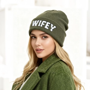 Détail de la broderie WIFEY sur un bonnet en maille vert armée pour femmes