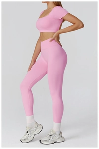Detail-Seitenansicht: Nahtloses rosa Yoga-Oberteil und Leggings mit hoher Kompression