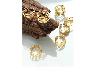 Detalle de anillos abiertos bañados en oro con motivos de flores corazones y love