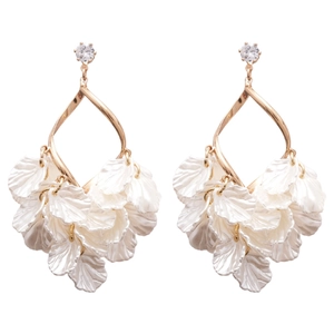 Elegante böhmische Ohrhänger mit weißen Muschelblättern und Goldakzenten für den Strandurlaub