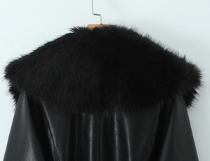 Détail de la veste en similicuir noir avec un grand col en fourrure synthétique