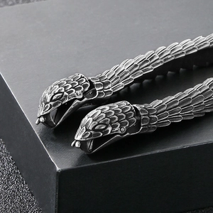 Détail de la tête de serpent avec textures d'écailles et finition en argent antique