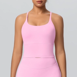 Détail de la brassière de yoga rose avec ceinture côtelée et encolure en U épurée