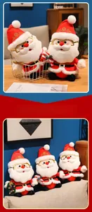 Détail de poupées Père Noël en peluche avec accessoires de fête dans un décor cosy