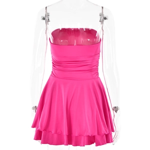 Détail d'une mini robe rose bustier avec corsage plissé et ourlet à volants superposés