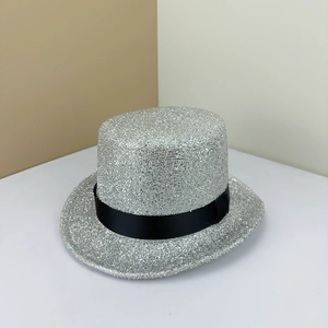 Haut-de-forme argenté à paillettes avec ruban noir sur fond géométrique moderne
