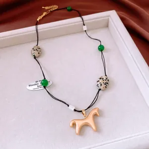 Collier style chinois avec pendentif cheval doré, perles colorées et cordon noir tressé