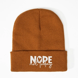 Bonnet en maille jaune moutarde avec broderie NOPE not today blanche sur le revers plié
