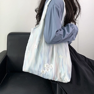 Détail d'un grand sac cabas en toile avec motifs aquarelle et fleurs en dentelle 3D