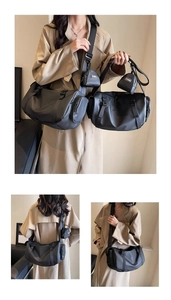 Détail du sac de fitness en nylon imperméable avec petite pochette et boucle clip