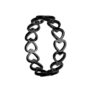 Detailansicht eines schwarzen Edelstahlrings mit ausgestanzten Herzmotiven