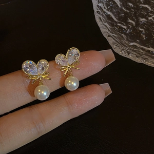 Elegante goldene Schmetterling Ohrstecker mit Kristallen und weißen Perlen für Damen