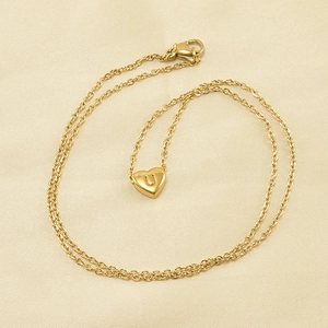Collier en acier inoxydable plaqué or 18K avec pendentif cœur lettre U sur tissu beige