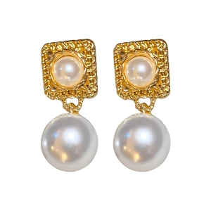 Vintage Ohrringe mit goldener Prägung und eleganten hängenden weißen Perlen