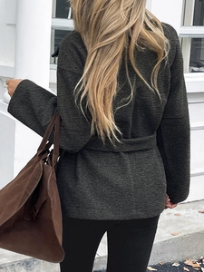 Elegante cappotto grigio scuro con cintura e maniche lunghe per donna stile urbano